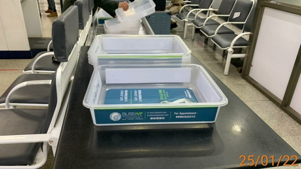 Conveyor Belt and Security Tray Advertising at Airports: Turning Transit Zones into Brand Zones